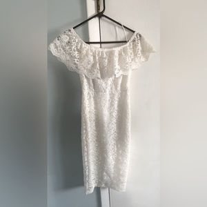 Cute formal fitting dress only been worn 1 time don’t fit in it any more